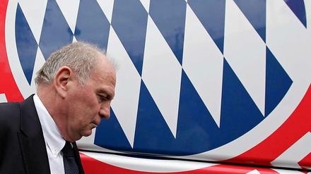 Der Präsident des FC Bayern München wurde wegen Steuerhinterziehung angeklagt. Dennoch erfährt er von vielen Seiten Rückhalt.