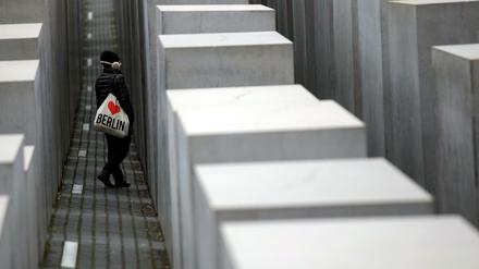 Einkehr an einem Ort der Stille mitten im hektischen Touristen-Zentrum von Berlin: Die Stelen des Holocaust-Mahnmals.