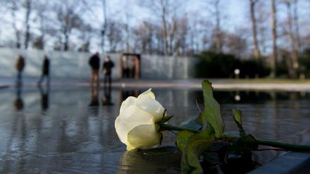 In ganz Berlin kamen heute Menschen zusammen, um der Holocaust-Opfer zu gedenken. 
