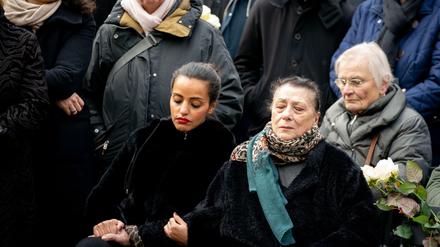 Sawsan Chebli (l, SPD), Berliner Staatssekretärin, hält die Hand von Rita Prigmore, einer Holocaust-Überlebenden.