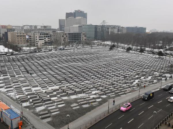 Schnee liegt in Berlin auf den Stelen des Holocaust-Mahnmals. Der Thüringer AfD-Vorsitzende Höcke hatte in einer Rede von einem "Denkmal der Schande" im Herzen der Hauptstadt gesprochen.