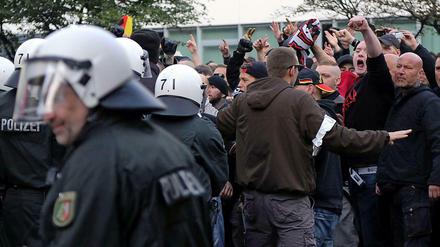 Solche Szenen auch bald in Berlin? Das Bild stammt von der Hooligan-Demo in Köln am 26. Oktober.