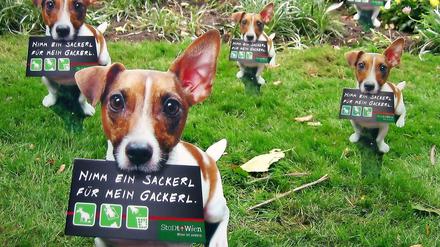 Schilder der "Anti-Hundekot-Kampagne" sollen Hundebesitzer in Wien zur Entsorgung des Kots ihrer Vierbeiner aufrufen.