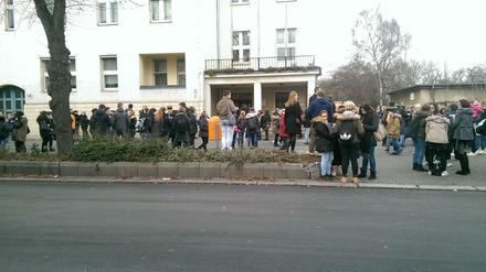 Nach der Amok-Entwarnung stehen die Schüler vor der Max-Beckmann-Oberschule in Gruppen zusammen.