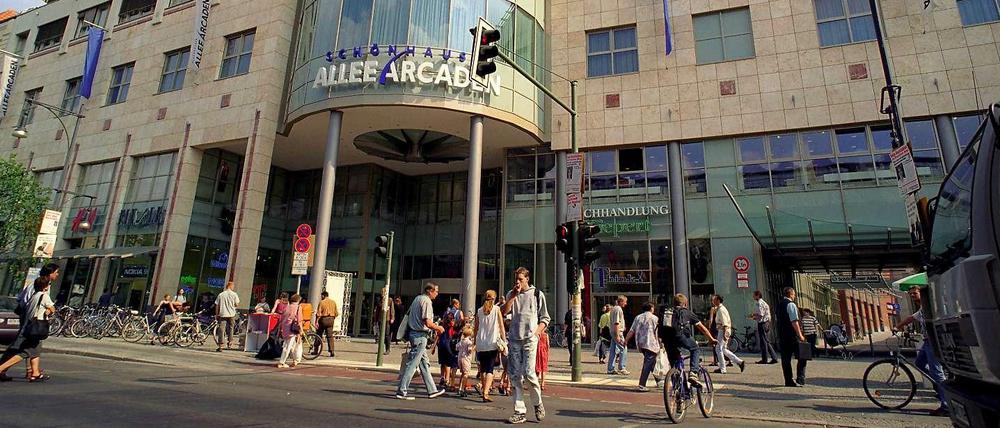 Die Schönhauser Allee Arcaden und die in der Straße ansässigen Geschäfte führen eine Koexistenz.