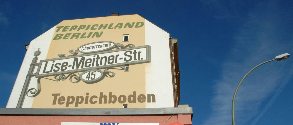 Werbung für das Teppichland an der Lise-Meitner-Straße.