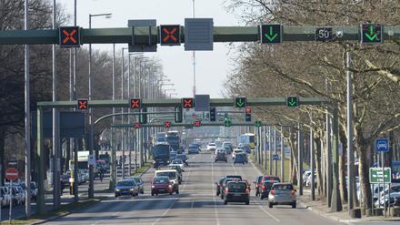 Die Heerstraße in Charlottenburg. Links und rechts die Nebenfahrbahnen, in der Mitte fünf Spuren für den Hauptverkehr.