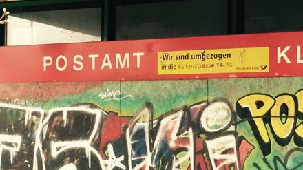 Post-Brache in Spandau: "Wir sind umgezogen". Das Schild wurde im Winter 1995 angeklebt - und ist noch immer gut sichtbar.