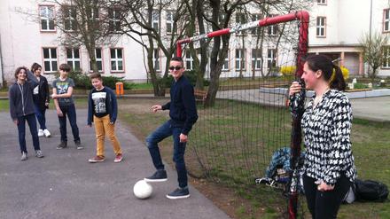 In der großen Pause spielt Glendis Demiri (Mitte) mit seinen Klassenkameraden immer Fußball. Lehrerin Fanny Jeschek (rechts) schaut zu. 