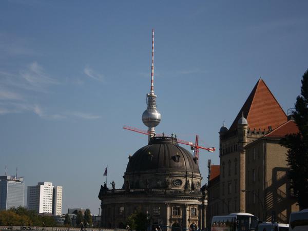 Alte trifft neu. Der Fernsehturm hinter der Kuppel des Bode-Museums.