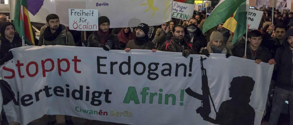 In Berlin lebenden Kurden protestieren am Büro der UNHCR gegen den türklischen Militäreinsatz gegen Stellungen der kurdischen YPG im syrischen Afrin