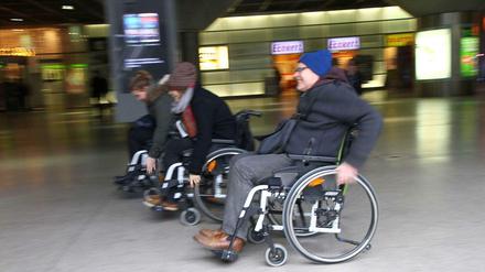 Wettfahrt im Tiefbahnhof am Potsdamer Platz. An anderen Stellen ist die Fahrt mit dem Rollstuhl schon deutlich mühsamer.