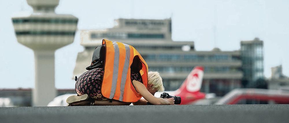 Eine Kamerafrau filmt auf der südlichen Landebahn des Flughafen Tegel in Berlin den neuen Bodenbelag.