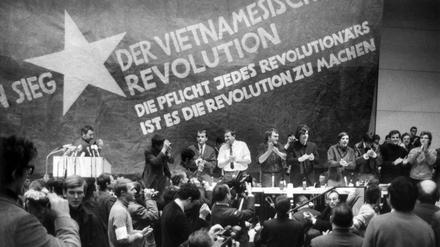 Das Podium des Vietnamkongresses am 17. Februar 1968 im Audimax der Technischen Universität Berlin.