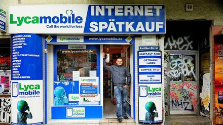 Internet und Spätkauf. Diese Kombination ist in Berlin heute deutlich gängiger als das klassische Internetcafé. Hier steht Fatih Ücel vor dem Laden, den er seit wenigen Wochen gemeinsam mit seinem Bruder Selcuk in der Neuköllner Karl-Marx-Straße betreibt.