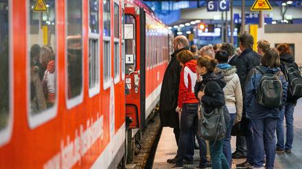 Passagiere steigen am 14.04.2014 auf dem Ostbahnhof in Berlin in den Interregio-Express (IRE) Berlin-Hamburg.