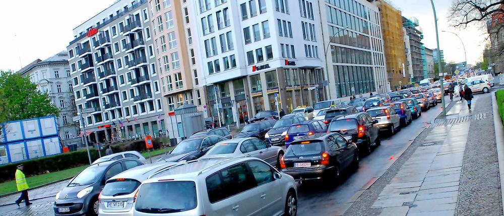 Es geht noch schlimmer: Zwei Jahre lang wird die Invalidenstraße saniert und zudem werden Straßenbahngleise bis zum Hauptbahnhof gelegt.
