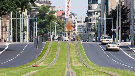 Die neu verlegten Straßenbahnschienen in der Invalidenstraße - offenbar wurde der Umbau deutlich teurer als geplant.