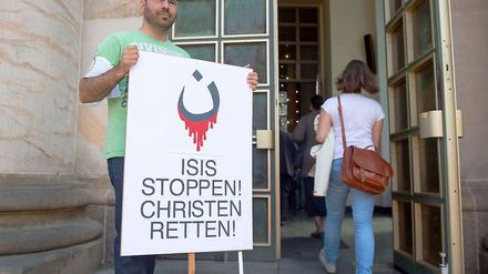 Ein Gläubiger demonstriert vor der St.Hedwigs-Kathedrale in Berlin-Mitte für die im Irak und Syrien bedrängten Christen. 