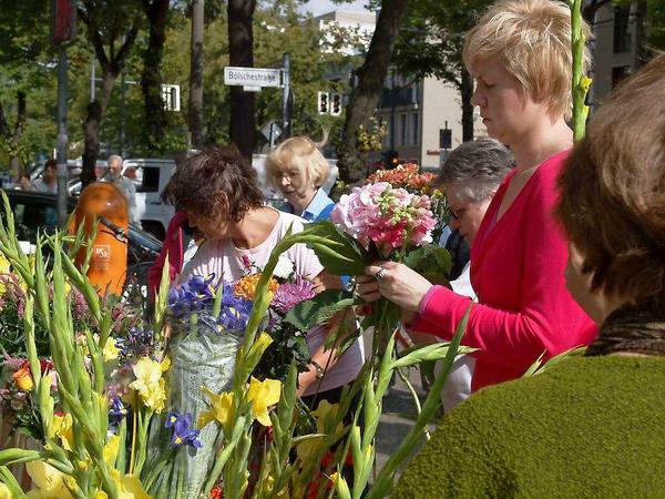 Durch die Blumen: In Friedrichshagen wurden Sträuße gebunden, die einsame Menschen erfreuen sollen.