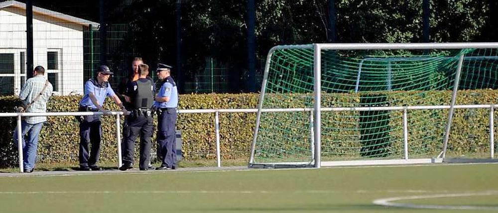 Wenn der Fußballplatz zum Tatort wird. Polizisten im Jahnsportpark nach dem Attentat auf Hobbyfußballer.