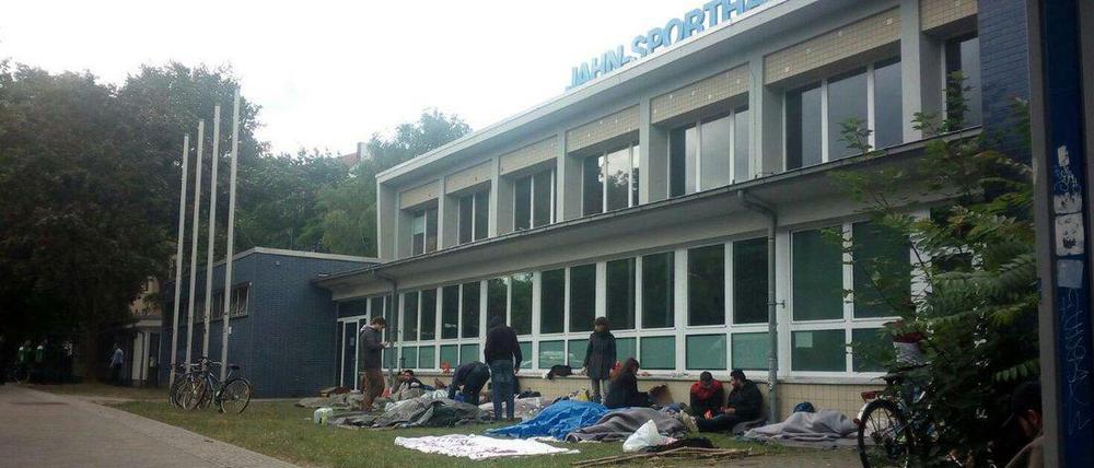 Rund 30 Flüchtlinge campieren vor der Jahnsporthalle in Neukölln.