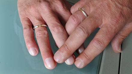 Bei einer kirchlichen Trauung in der Evangelischen Landeskirche dürfen jetzt auch gleichgeschlechtliche Paare Ringe tauschen.