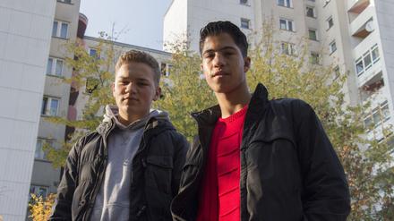 Jeff Ehling (16, l.) und Ahmad Omairat (17) vor der "Weißen Siedlung" in Neukölln, wo sie einem Sechsjährigen das Leben retteten.