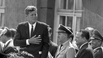 John F. Kennedy vor dem Rathaus in Berlin-Schöneberg nur fünf Monate vor seinem Tod.