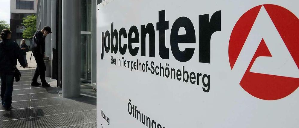 Der Krankenstand in den Jobcentern in Berlin ist hoch. Die Opposition fordert mehr Personal.