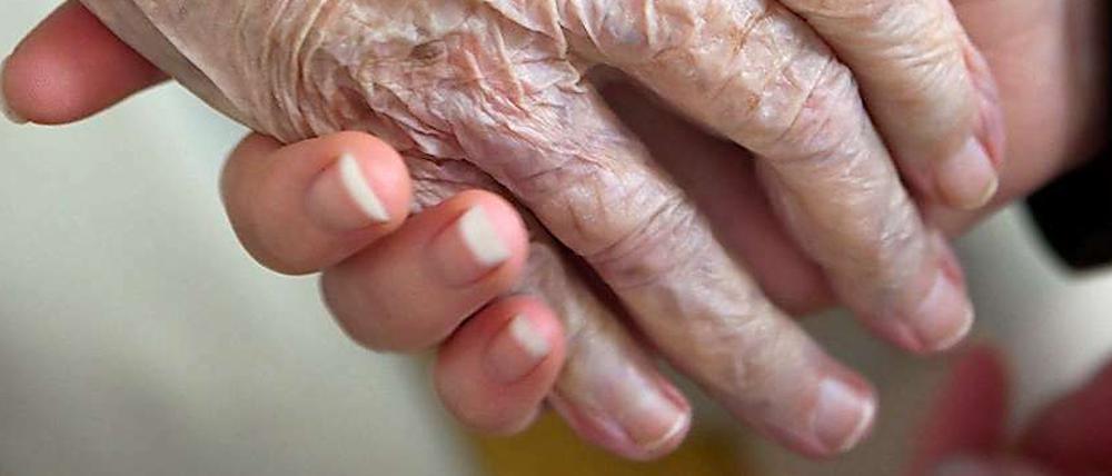 Helfende Hand. Viele alte Menschen sind auf Mitarbeiter der Pflegedienste angewiesen.