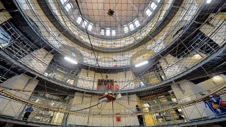 In Berlin ist in den vergangenen Jahren die Zahl der Gefängniszellen – hier ein Bild aus dem Mittelbau der Justizvollzugsanstalt Moabit – drastisch reduziert worden.