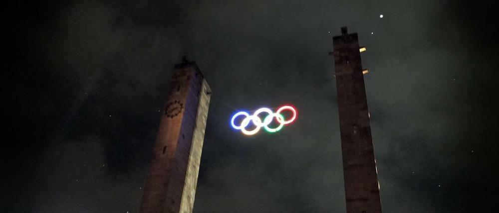 Bunte Ringe. Seit einigen Wochen sind die Ringe am Olympiastadion Berlin erleuchtet. Finden viele ganz schön.
