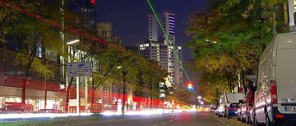 Spot an: Im Rahmen der laufenden Berliner Lichterfestivals macht ein grüner Laserstrahl auf die „Designmeile Kantstraße“ aufmerksam. 