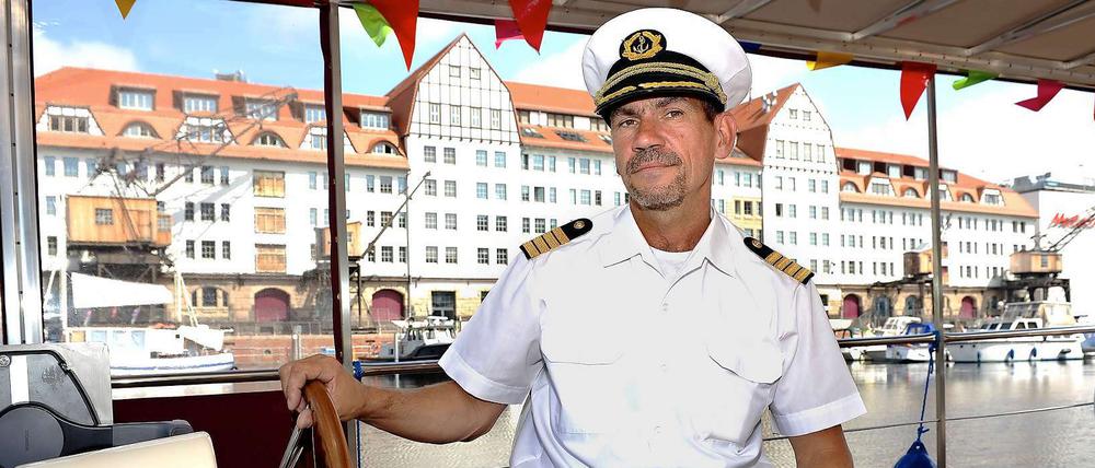 Auf dem Chefposten. Kapitän Andreas Engelland fährt künftig durch den Tempelhofer Hafen: zwischen Ost- und Westmole, montags bis sonnabends von 11 bis 19 Uhr. Die Fahrt ist kurz – und gratis. 