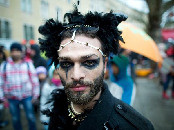 Michael aus Syrien nimmt am "Karneval der Geflüchteten" teil. Ein Berliner Bündnis hatte anlässlich des Aktionstages gegen Rassismus zu dem Umzug aufgerufen. 