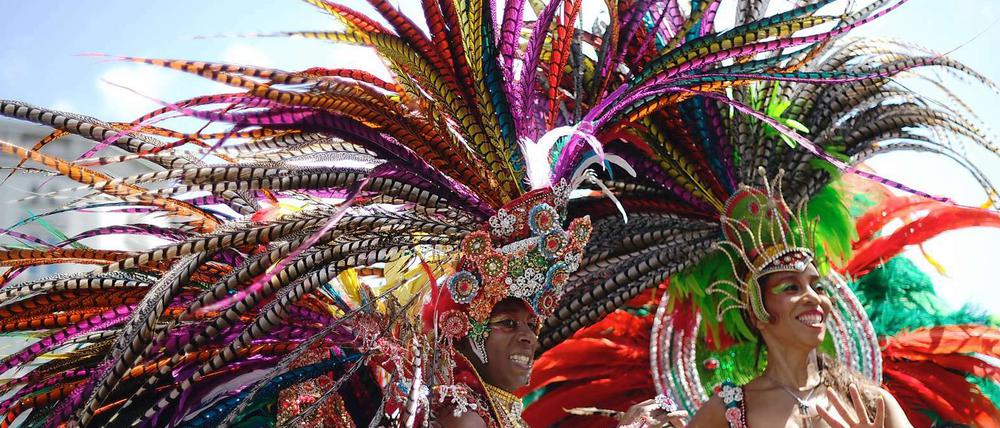 Bunt und schön wie diese Sambatänzerinnen präsentiert man sich beim Karneval der Kulturen. Nur die Gastgeber bleiben lieber blass.