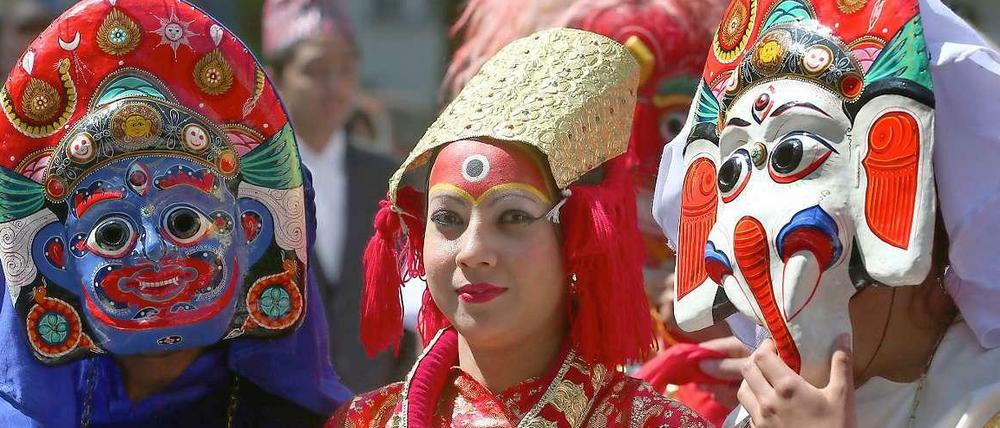 Wer will, kann den Karneval der Kulturen unerkannt feiern. Man braucht nur das richtige Outfit samt Maske.