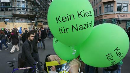 "Kein Kiez für Nazis" ist auf dem Luftballon inmitten von Besuchern des MyFestes 2015 zu lesen. 