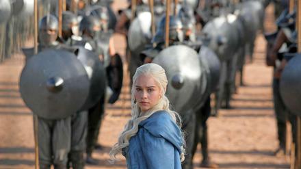 Eine wie keine. Khaleesi Daenerys Targaryen aus "Game of Thrones" und ihr Fußvolk.