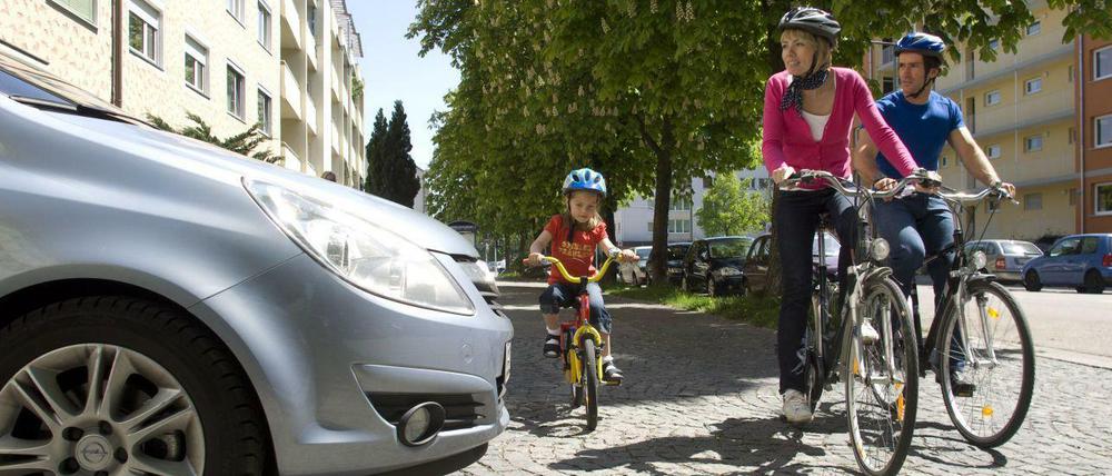 Gefahr beim Ausparken und Manövrieren: Kleinkinder sind für Pkw-Fahrer nur schwer zu sehen. Bis zum zehnten Lebensjahr sollte daher immer ein Erwachsener dabei sein.