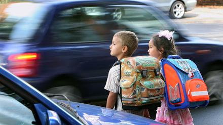 Bei der Aktion "Zu Fuß zur Schule" geht es nach Meinung von Verkehrsexperten um Vermeidung gefährlicher Situationen durch zu viele Autos vor der Schule ebenso wie um mehr Bewegung für die Kinder. 