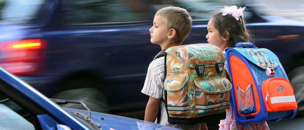 Bei der Aktion "Zu Fuß zur Schule" geht es nach Meinung von Verkehrsexperten um Vermeidung gefährlicher Situationen durch zu viele Autos vor der Schule ebenso wie um mehr Bewegung für die Kinder. 