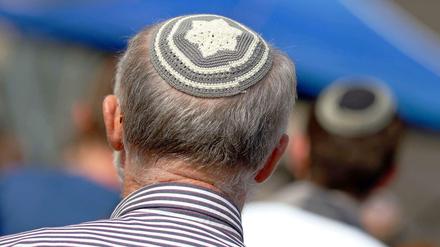 Ein Mann mit Kippa nimmt an einer Kundgebung gegen Antisemitismus teil. 