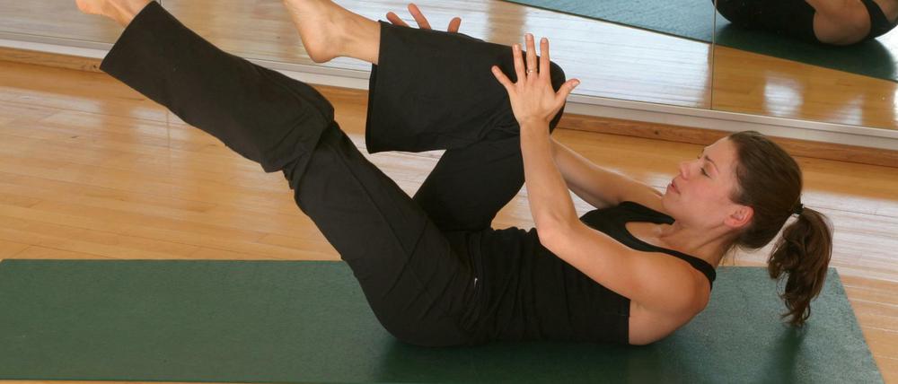 Pilates macht locker. Kira Lingenberg ist eine von drei Trainerinnen, die in der neuen Tagesspiegel-Serie zeigen, wie Sie Ihre Beweglichkeit steigern können. 