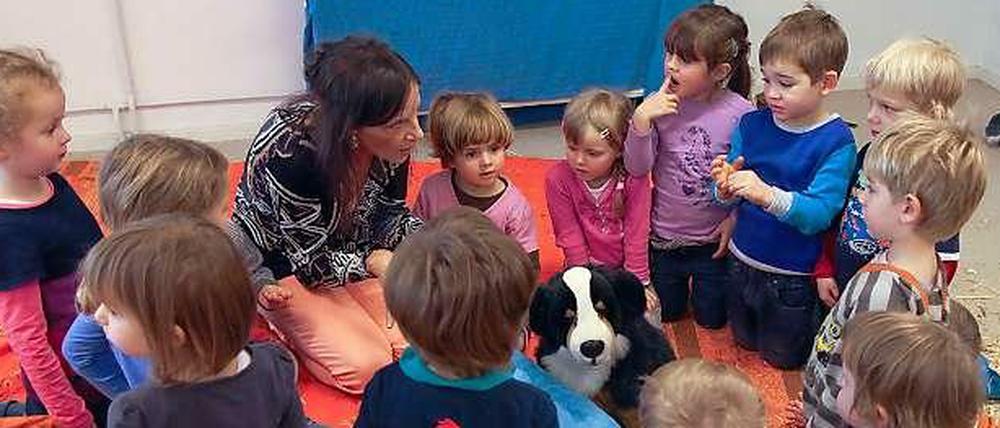 Der beißt nicht, der ist nur zum Spielen. Tierärztin Friederike Thullner bei ihrer Arbeit mit Stoffhund und Kita-Kindern. 