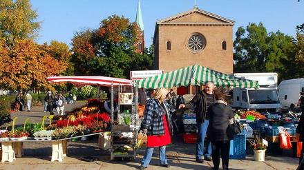 Schinkel und Gemüse: Wochenmarkt auf dem Leopoldplatz vor der Alten Nazarethkirche.