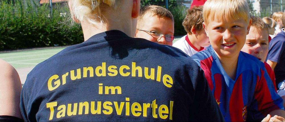 Aus Protest gegen die drohende Schließung gab es 2009 einen Staffellauf in der sportbetonten Taunus-Schule. 