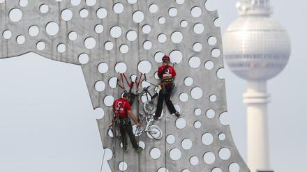 Berliner Helden. Charly und Gunther bergen das Fahrrad vom Molecule Man.