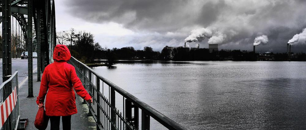 Im roten Bereich. Kohlekraftwerke wie die von Vattenfall in Spandau müssen auf andere Brennstoffe umgestellt werden, damit Berlin klimaneutral werden kann.